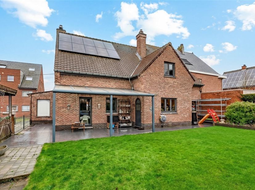 In een rustige en gegeerde, autoluwe straat te Elversele, op wandelafstand van de Durme en vlak bij de dijk, bevindt zich deze ruime en brede halfopen