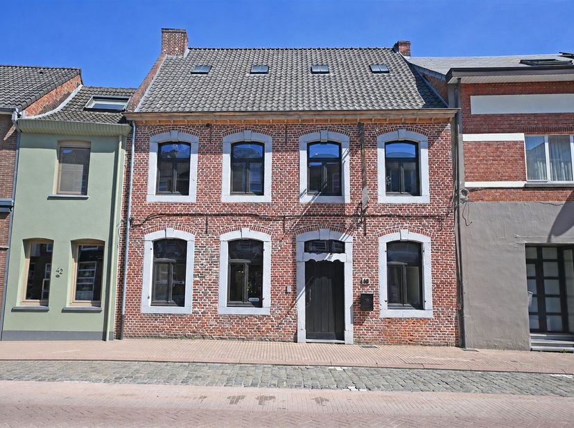 In het hartje van Zonhoven bevindt zich dit uitzonderlijke en volledig geklasseerde breedhuis uit 1767. Een zeldzaam stukje erfgoed dat zowel binnen a