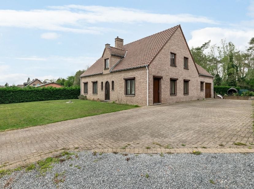Cette propriété bénéficie d'un excellent emplacement à Houthalen-Helchteren, avec un accès facile à Hasselt, Genk et Eindhoven, entre autres. Le quart