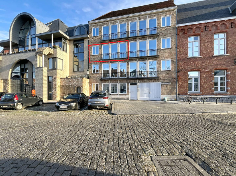 Dit volledig gerenoveerde appartement met uniek zicht op de Brugse reitjes is te huur in het centrum van Brugge. Het appartement telt twee slaapkamers