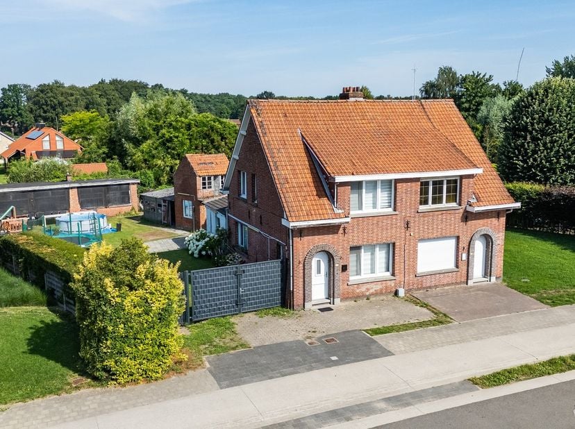 Maison mitoyenne prête à emménager, comprenant 3 chambres, deux annexes spacieuses et un jardin ensoleillé<br />
<br />
<br />
<br />
Vous recherche