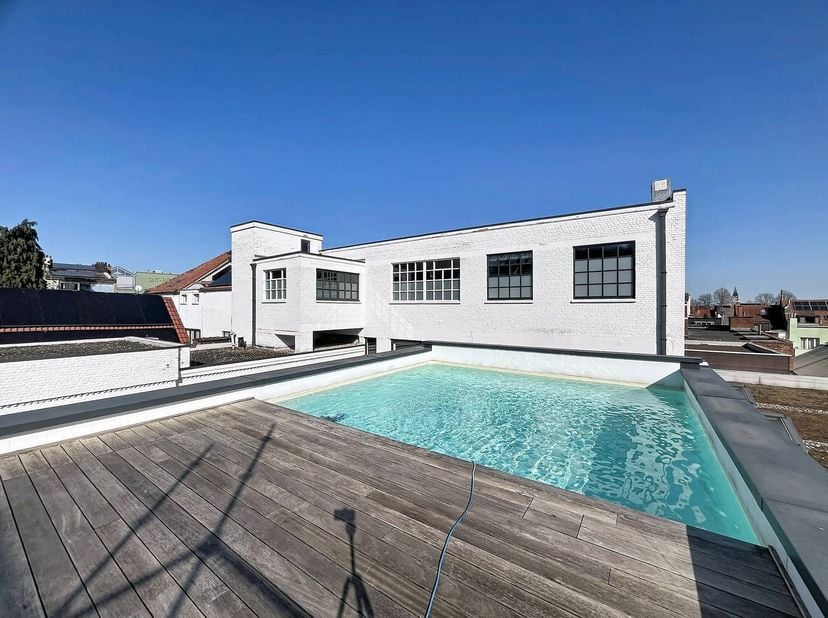 Gelegen in een rustige omgeving en op korte afstand van het openbaar vervoer, zal deze uitzonderlijke triplex loft (penthouse van ±170 m²) u verleiden