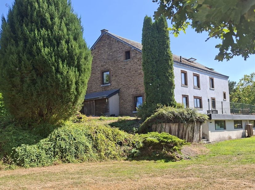 Een woonhuis met terras en tuin<br />
Bestaande uit:<br />
Begane grond: hal, woonkamer, ingerichte keuken, wasruimte, hal naar de slaapkamers, groot