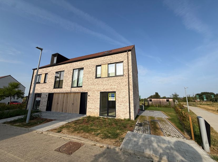Deze energiezuinige nieuwbouwwoning maakt deel uit van woonproject ’t Park, een groene kindvriendelijke verkaveling vlakbij het station van Tielt. Hie