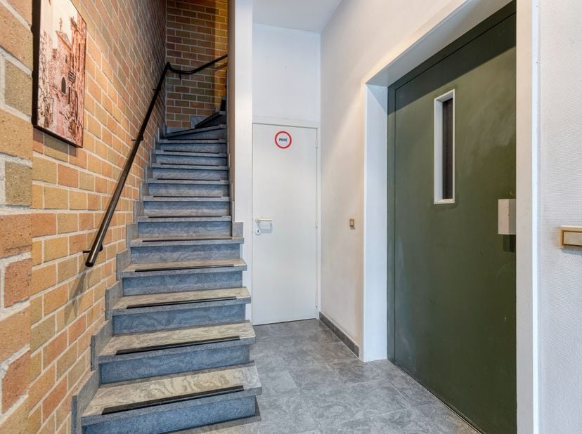 Een kleine residentie met 3 appartementen, voorzien van gemeenschappelijke fietsberging en lift. Met een woonoppervlakte van 106 m² op de 1° verdiepin