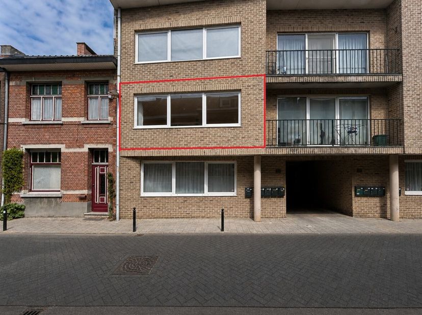Twee slaapkamer appartement met garage <br />
Ligging:<br />
Het appartement is centraal gelegen in Turnhout, met horeca, winkels, scholen en openbaar