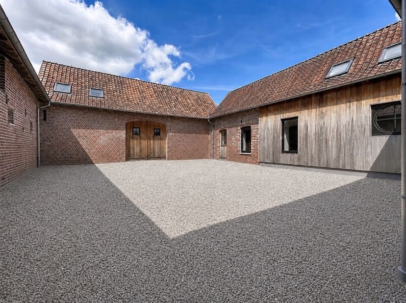 Située à Blandain, cette agréable maison à louer, disponible à partir du 15 juillet, offre un cadre de vie chaleureux, calme, confortable et très lumi