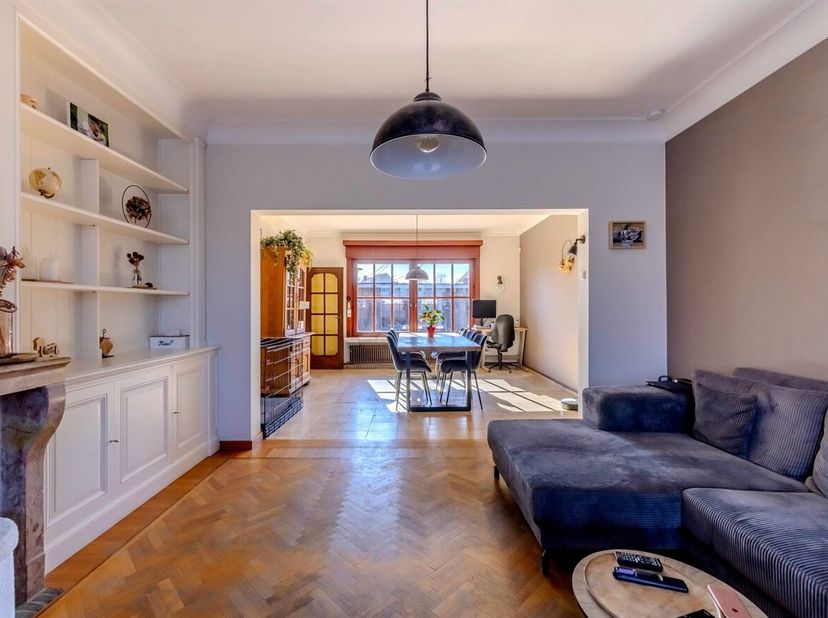 Charmante et spacieuse maison familiale avec 5 chambres et jardin ensoleillé à Geel<br />
En entrant dans la maison, vous pénétrez dans un hall d'entr
