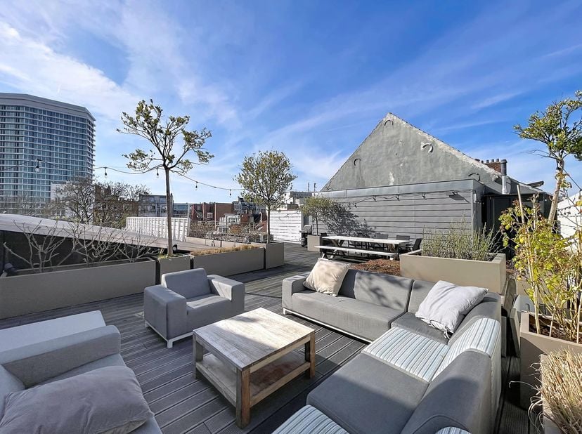 BARNES a le privilège de vous présenter en exclusivité absolue, à quelques encablures de la prestigieuse avenue Louise, un bien complètement atypique