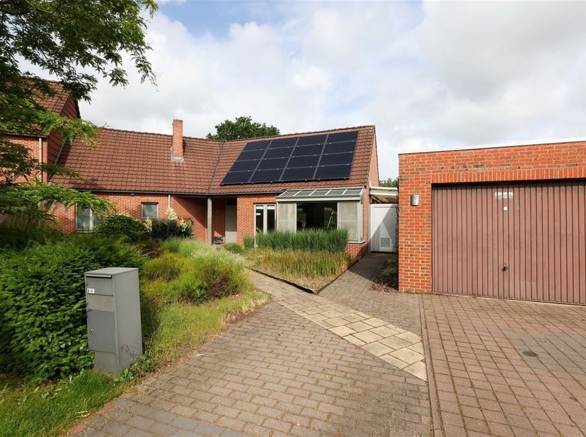 Verrassend ruime gezinswoning met 5 slaapkamers en zonnige tuin in rustige en groene omgeving<br />
<br />
Omgeving:<br />
+ Gelegen in een rustige