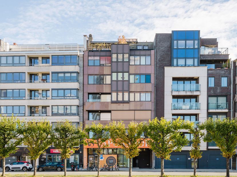 Ligging<br />
Dit appartement bevindt zich op een uitstekende locatie: op wandelafstand van de Blaarmeersen en de Coupure, en op comfortabele fietsafs