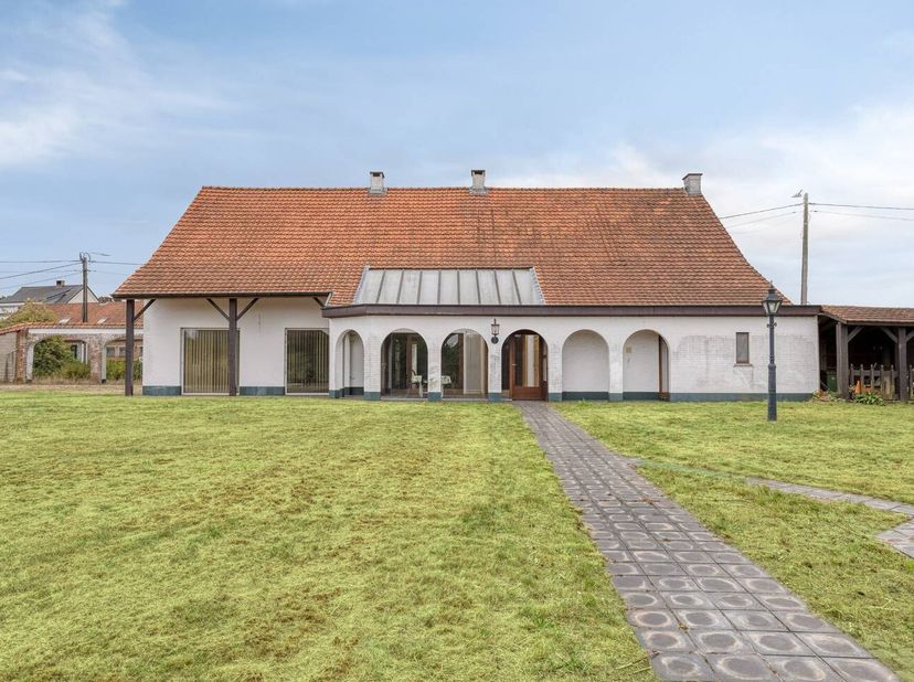 Accessibilité du domicile : <br />
- Poederlee : 4 km <br />
- Phare : 2,5 km<br />
- supermarché : 1,9 km<br />
- transports en commun : 78 m <br />