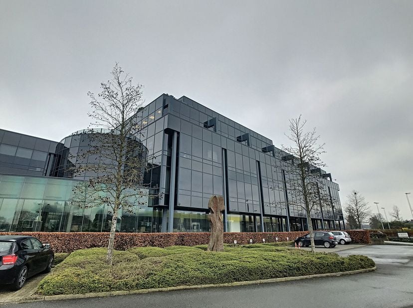 Cet immeuble de bureaux («Liberty») à louer à Gand (Sint-Denijs-Westrem) bénéficie d'un excellent emplacement. Situé à l'entrée et à la sortie de l'E4