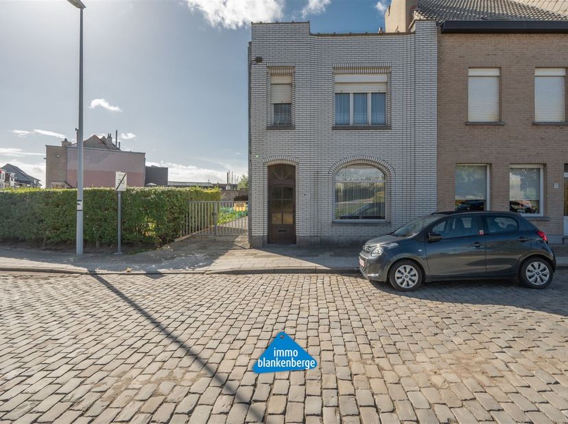 Ontdek het potentieel van deze te renoveren woning, ideaal gelegen aan de stadsrand met een prachtig uitzicht op de jachthaven.<br />
Deze woning bied