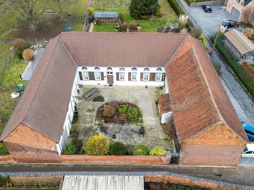 GERAARDSBERGEN - Hoeve met studio <br />
In het hart van de Vlaamse Ardennen bieden wij een prachtige, in het erfgoed opgenomen vierkanthoeve aan die
