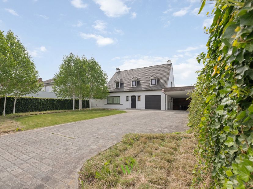 Deze ruime villa bevindt zich op een perceel van ca. 1.109 m² in één van de meest gegeerde buurten van Marke, Rodenburg. Dankzij de centrale ligging g