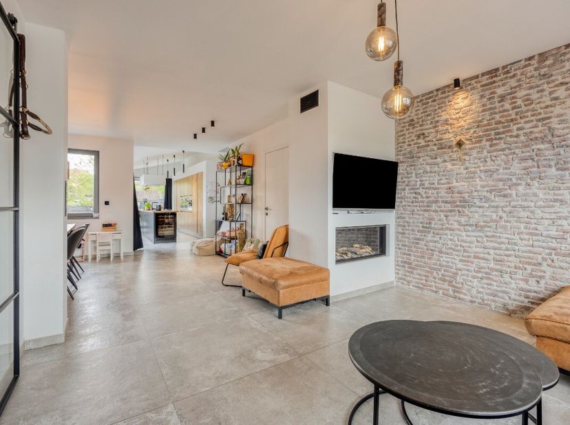 Te koop: Knappe instapklare halfopen woning in ElewijtDeze halfopen bebouwing werd volledig gerenoveerd en afgewerkt met kwalitatieve materialen en ac