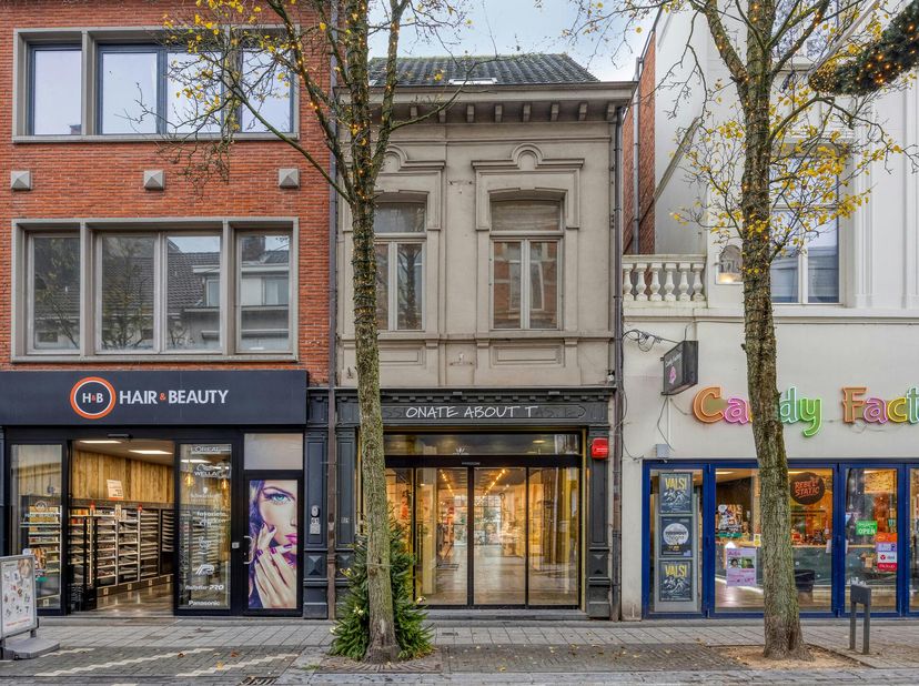 Karakteristiek handelspand in de winkelstraat in Turnhout. Het pand is zowel langs de Gasthuisstraat als langs de Le Bon parking bereikbaar. De gelijk