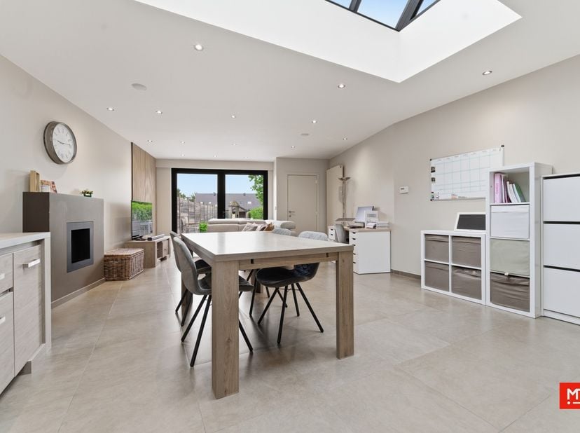 In het centrum van Langemark, op wandelafstand van alle voorzieningen, bevindt zich deze instapklare woning. De woning werd gerenoveerd en beschikt ov