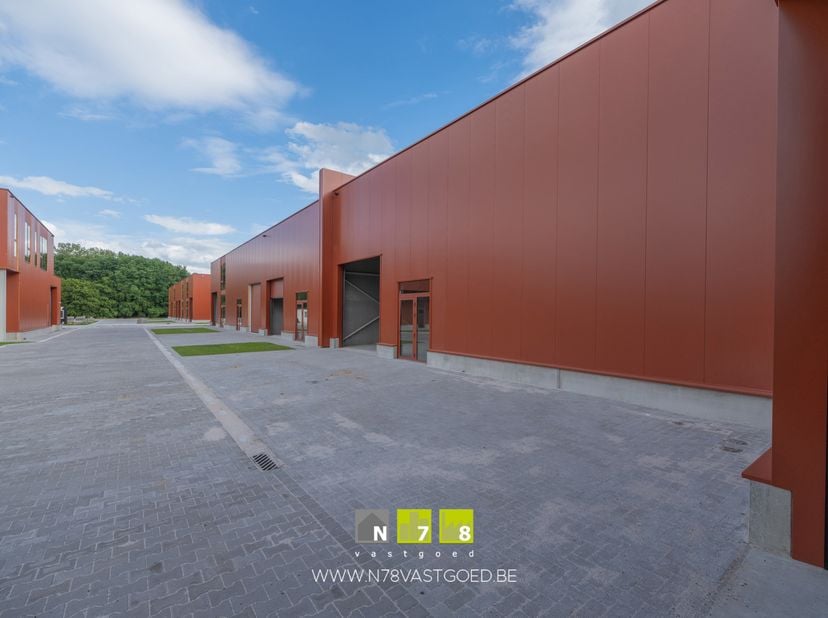 UNIT 14 GELEGEN IN BEDRIJVENPARK MANEBORN TE MAASMECHELEN.<br />
ALGEMEEN<br />
Dit nieuwe bedrijvencomplex omvat 2 fases met in totaal 23 KMO-units.
