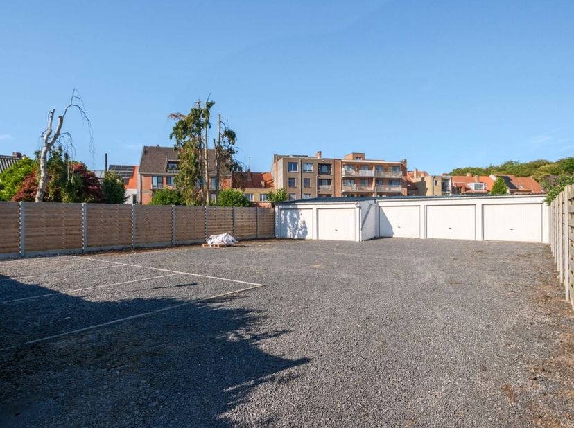 Garage te koop in Dampoortstraat 83,
                    8310 Sint-Kruis