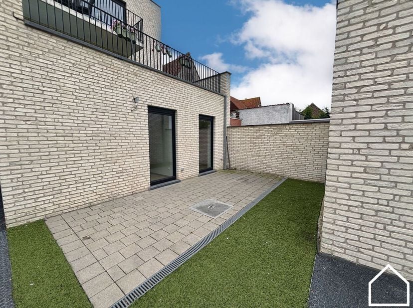 Nieuwbouwcomplex in Moorslede<br />
<br />
Ontdek deze prachtige gelijkvloerse appartement met 2 SLPKS, bureauruimte en terras<br />
<br />
-  5 zonne