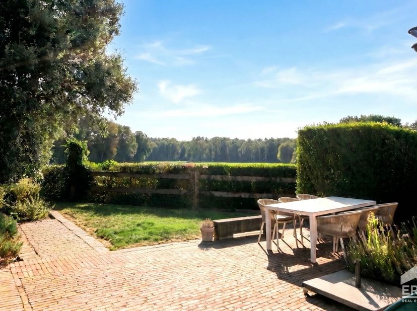 Unieke ligging in een prachtige bosrijke omgeving Deze villa werd opgetrokken met hoogwaardige luxematerialen en biedt een uitzonderlijk hoog niveau v