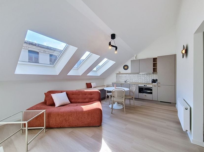 Wijk Dansaert – In een mooi gebouw, prachtig gemeubileerd appartement van +/- 36 m² op de 3e verdieping zonder lift, bestaande uit een hal, een mooie