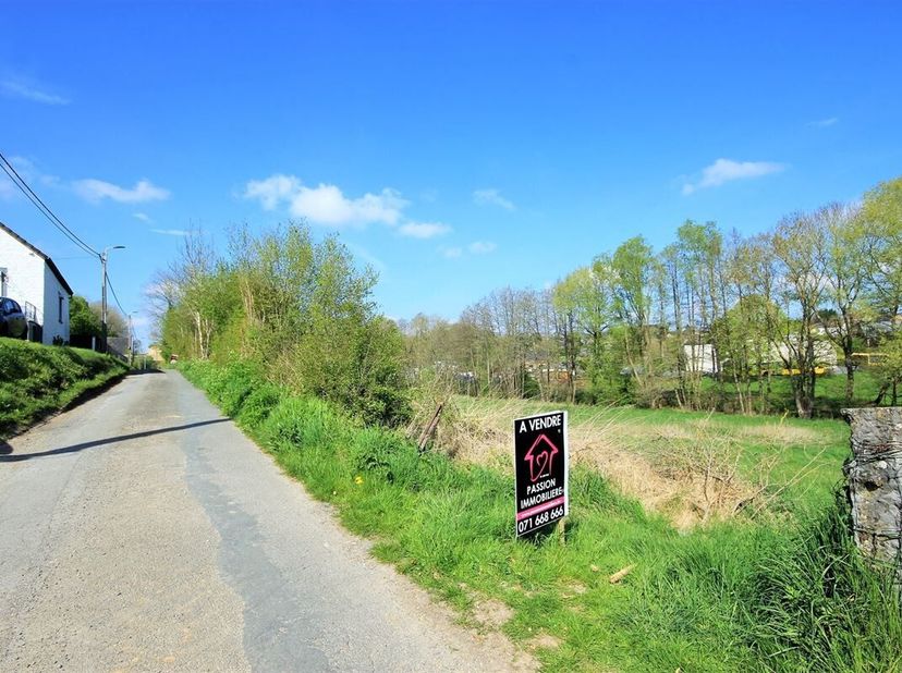 RARE ! Superbe terrain à bâtir, situé à Mettet, dune superficie de 72 ares 4 ca. <br />
Façade à rue : +/-90m (longueur totale du terrain +/-140m)<br
