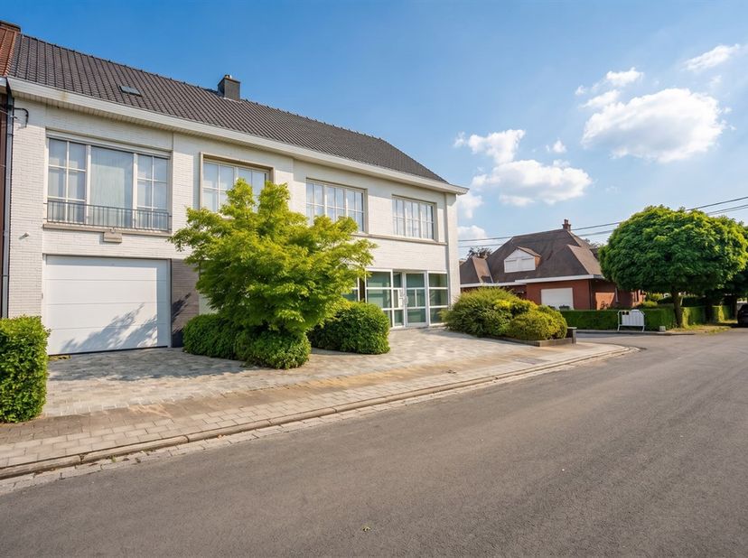 Laat u verrassen door de omvang en het potentieel van deze unieke eigendom. Vanuit haar rijke verleden als apothekerswoning groeide deze woning uit to