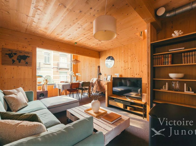 Victoire-Junot presenteert dit charmante passieve woning van ongeveer 75 m², volledig gebouwd in hout in 2019. Het bestaat uit een woonkamer/eetkamer