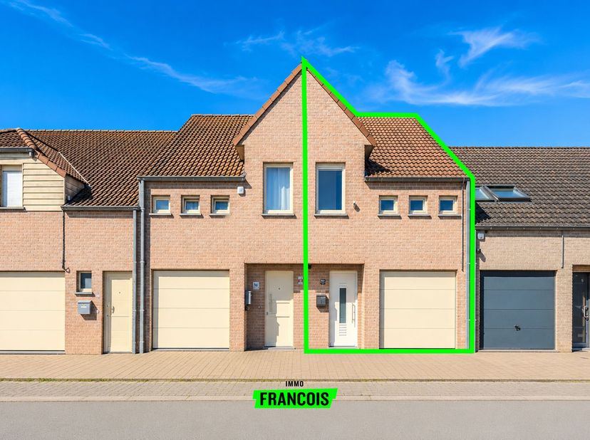 In de gezellige dorpskern van het pittoreske Sint-Pieters-Kapelle (deelgemeente Middelkerke) is deze instapklare en energiezuinige gezinswoning gelege