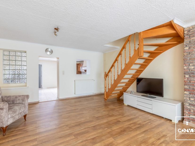 Deze op te frissen woning ligt in een rustige buurt, maar toch slechts op een steenworp van alles wat de stad te bieden heeft. Winkels en openbaar ver