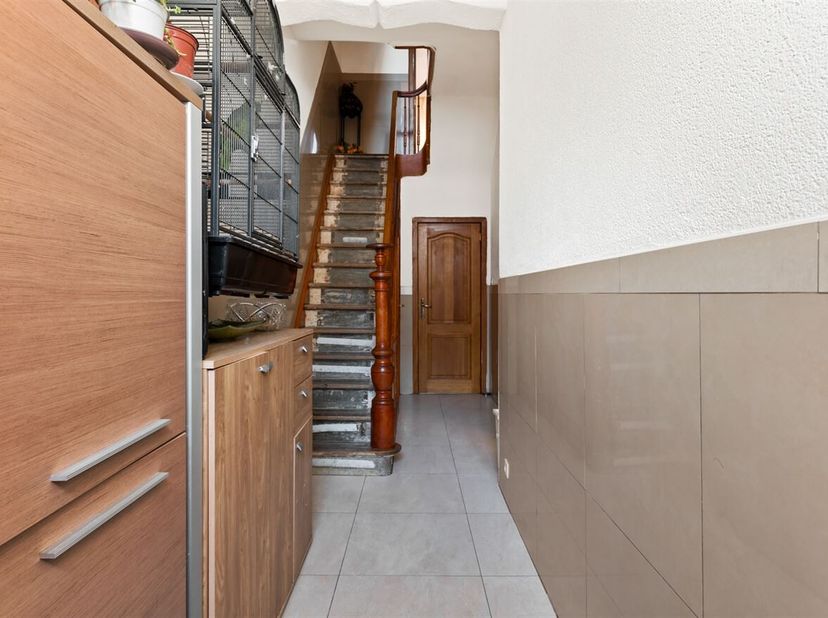 Ligging: Deze op te frissen woning is centraal en gunstig gelegen nabij de Bredabaan en Groenendaallaan. Verschillende scholen, winkels, horeca en het