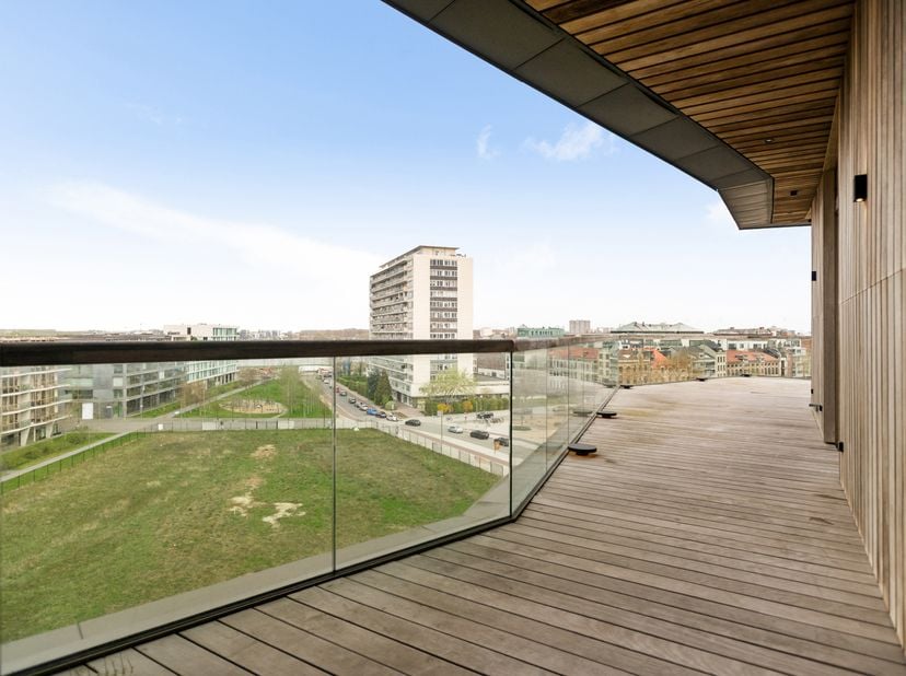 Bienvenue dans votre nouveau chez-vous ! Au dernier étage de l’immeuble architectural emblématique « The Residence », vous découvrez ce penthouse impr