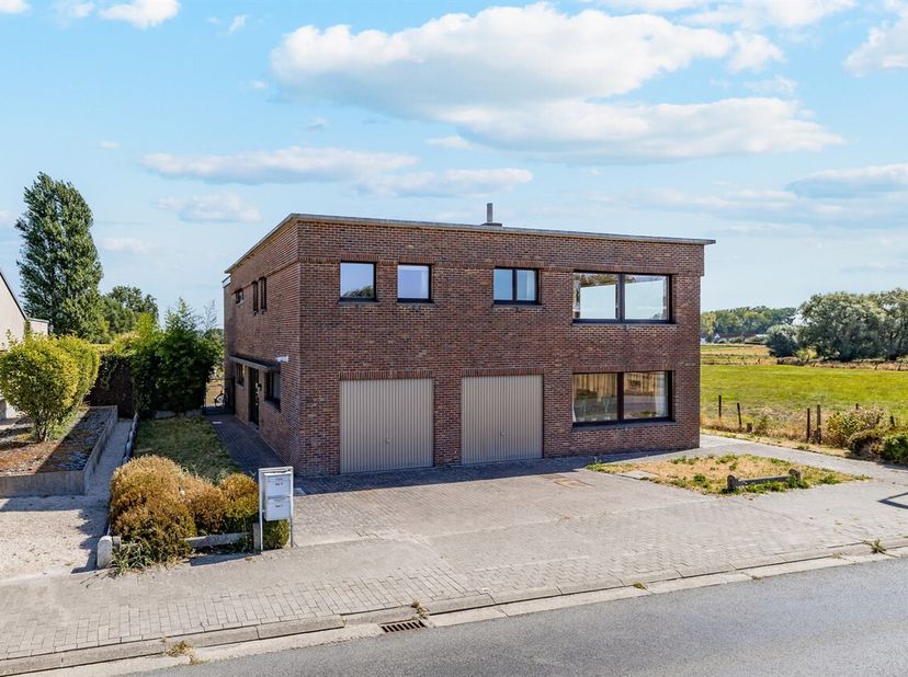 Bent u op zoek naar een zeer ruime woning met uitzonderlijk veel mogelijkheden? Dan is deze eigendom zeker het ontdekken waard.<br />
Deze ruime wonin