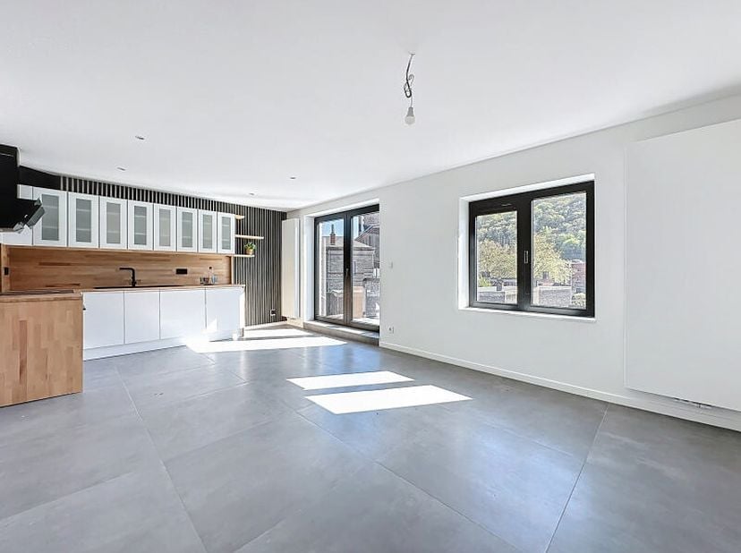 Agréable appartement rénové en 2025 (+/- 67m² d'après PEB) avec garage privatif, 2 chambres, terrasse et une cave situé au 2ème et dernier étage dune