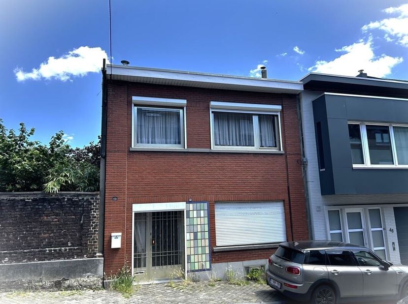 Charmante maison à rénover située entre le Laveu et Burenville, dans une rue calme avec environnement verdoyant. <br />
Elle comprend, sur 130 m² habi