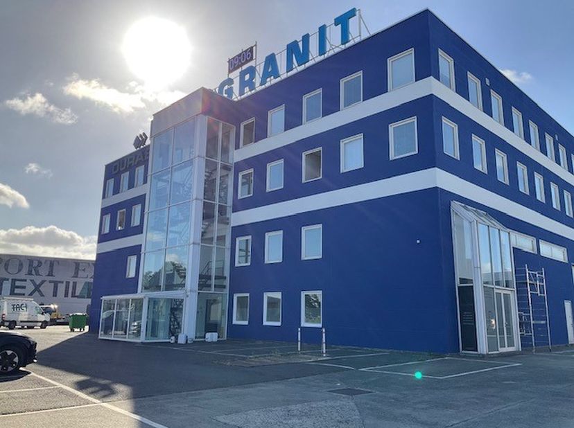 Ces bureaux et entrepôts à louer sont situés sur tout le deuxième étage d'un immeuble de bureaux situé près de l'entrée et de la sortie de l'E40 à Dro