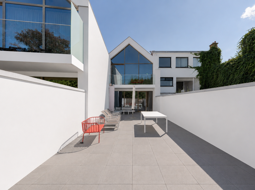 Lichtrijke en ruime woning op een uitstekende ligging aan het charmante Oosthoekplein in Knokke-Zoute, op wandelafstand van de Zeedijk en het Zwin. In