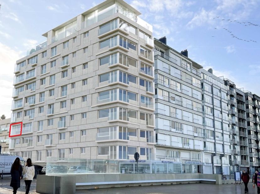 Découvrez ce magnifique appartement d'une chambre, rénové avec goût et offrant une vue latérale sur la mer, situé au troisième étage. Le salon lumineu