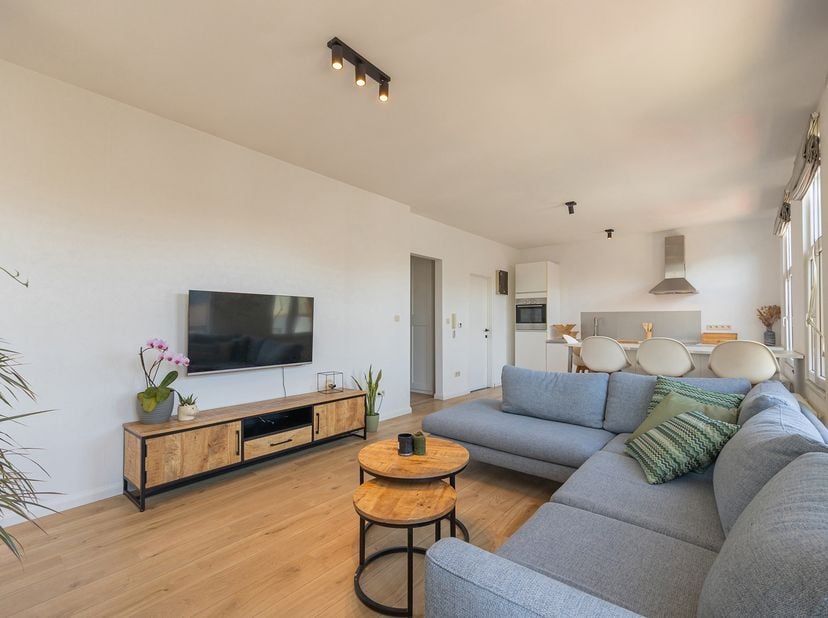 Dit charmant appartement bevindt zich op de tweede verdieping van een kleinschalig gebouw. In de directe omgeving treft u winkels, scholen en openbaar