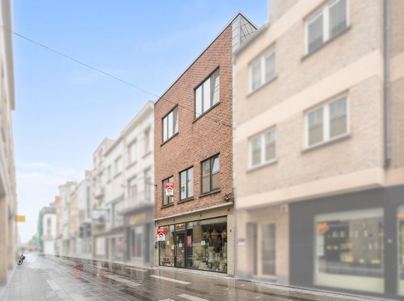 Blankenberge: Ideaal gelegen handelspand met instapklare woonst op een toplocatie tussen de Markt en de winkelstraat. Dankzij de uitstekende ligging i