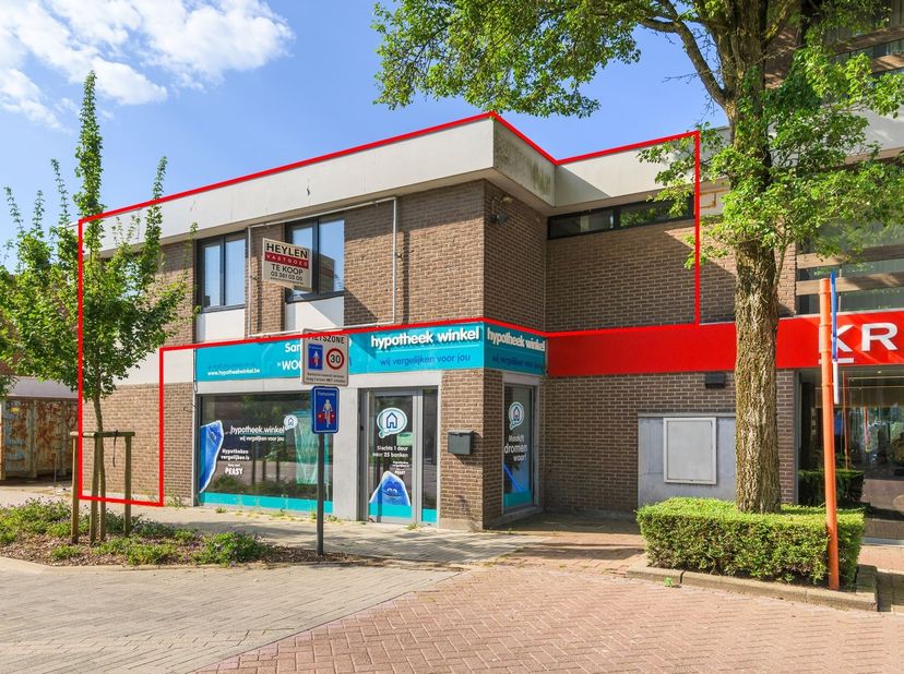 Appartement entièrement rénové et économe en énergie, comprenant 2 chambres, une terrasse, un petit jardin et une place de parking, situé dans le cent