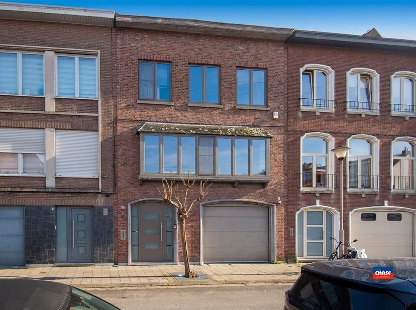 HOBOKEN | BEL-ETAGE MET VIER SLAAPKAMERS, ZONNIGE TUIN EN GARAGE | BEWOONBARE OPPERVLAKTE ca. 170m² | EPC D|<br />
Indeling als volgt : gelijkvloers