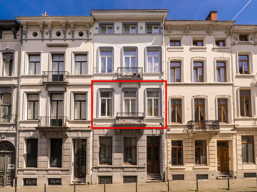 Karaktervol appartement met 2 slaapkamers, polyvalente ruimte en authentieke elementen in de Europese Wijk<br />
In de gegeerde Spastraat, op een abs