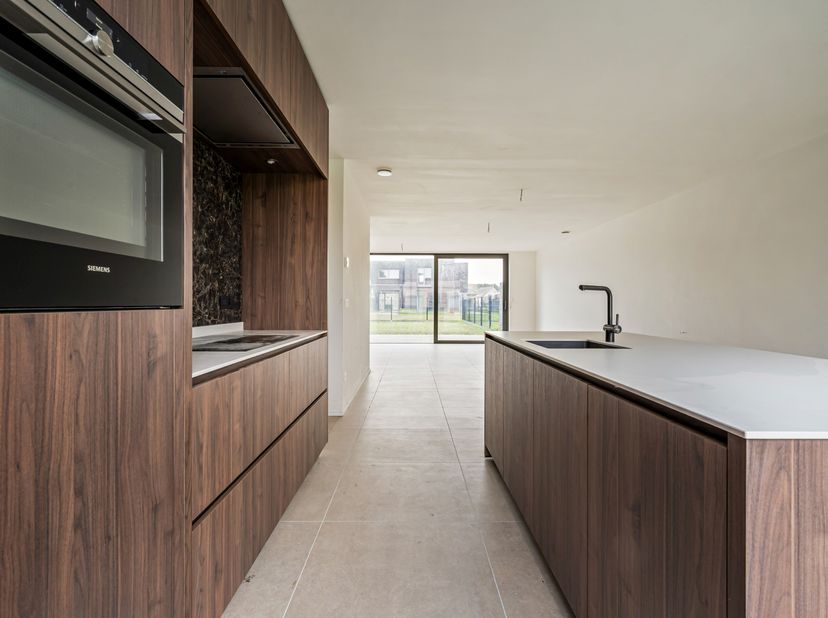 Deze bijna-energie neutrale woning bevindt zich op wandelafstand van het natuurgebied 'De Most' te Balen, op een perceel van 449 m². De woning omvat o