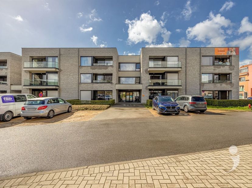 Deze knappe assistentiewoning is gelegen in een rustige en groene omgeving, op wandelafstand van de dorpskern. Zo bevindt een apotheek zich op slechts