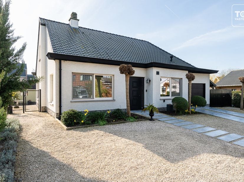 Deze energiezuinige open bebouwing is gelegen in een rustige straat, op wandelafstand van winkels, openbaar vervoer en scholen. <br />
De woning werd