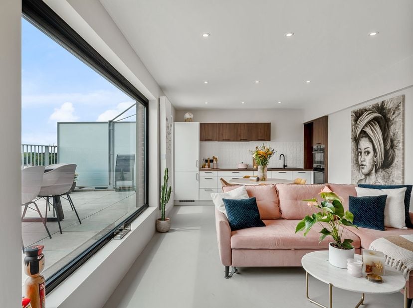 Dit recent stijvol gerenoveerde penthouse appartement is gelegen op de zevende en hoogste verdieping van een gebouw gelegen aan de Leuvense stadsring.